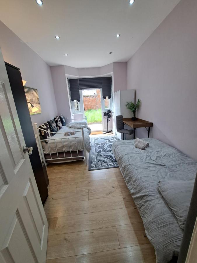 Comfy Fenia Stay London Eksteriør billede